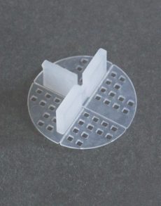 Smart Step Fugenabstandhalter T-Fuge auf schwarzer Platte, 3mm